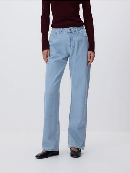 Jeansy straight fit - niebieski. Niebieskie jeansy damskie Reserved, bez wzorów, z bawełny. W wyprzedaży za 49.99 zł.