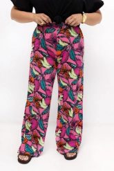 Różowe spodnie Marisa w owocowy wzór | Prosta nogawka | Rayon z bawełną | PLUS SIZE OVERSIZE LATO. Czerwone spodnie materiałowe damskie Moda Size Plus Iwanek, na lato, bez wzorów, z bawełny, eleganckie, plus size, krótkie. Za 169.90 zł.