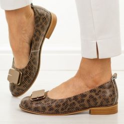 Brązowe skórzane półbuty damskie Potocki 19456. Brązowe balerinki damskie POTOCKI, na lato, z aplikacjami, z jeansu, eleganckie, z okrągłym noskiem, bez obcasa, na obcasie, bez zapięcia. W wyprzedaży za 201.52 zł.