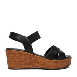 Sandały Lasocki. Czarne sandały damskie Lasocki, bez wzorów, bez obcasa, na koturnie, bez zapięcia. Za 179.99 zł.