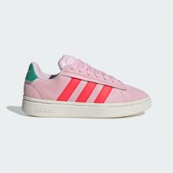 Buty Grand Court Alpha. Czerwone obuwie trekkingowe damskie Adidas, bez zapięcia. W wyprzedaży za 320.70 zł.