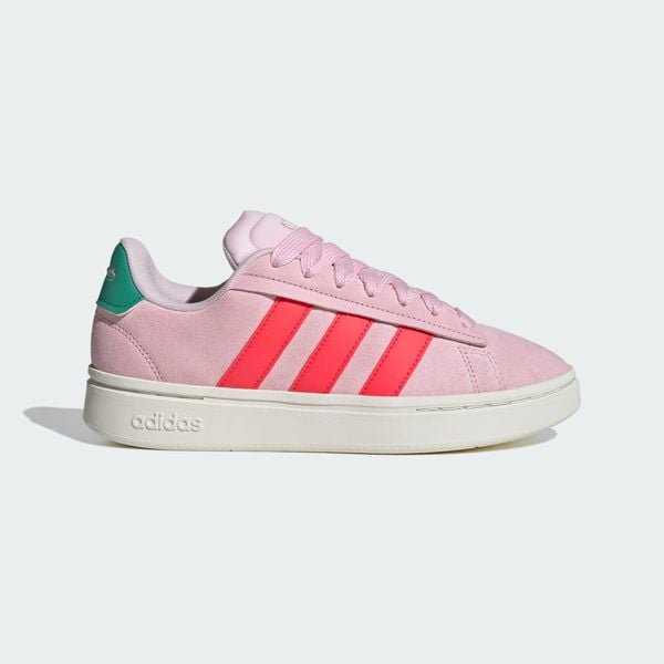 Buty Grand Court Alpha. Czerwone obuwie trekkingowe damskie Adidas, bez zapięcia. W wyprzedaży za 320.70 zł.