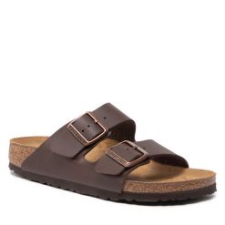 Klapki Birkenstock. Brązowe klapki damskie Birkenstock, bez wzorów, bez obcasa, bez zapięcia. Za 399.99 zł.