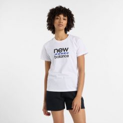 Koszulka damska New Balance WT51540WT – biała. Białe bluzki damskie New Balance, s, bez wzorów, z bawełny, klasyczne, bez kołnierzyka, bez ramiączek. Za 119.99 zł.