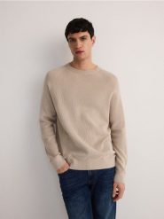 Bawełniany sweter - beżowy. Brązowe swetry męskie Reserved, l, bez wzorów, z bawełny, bez kołnierzyka, bez ramiączek. W wyprzedaży za 69.99 zł.