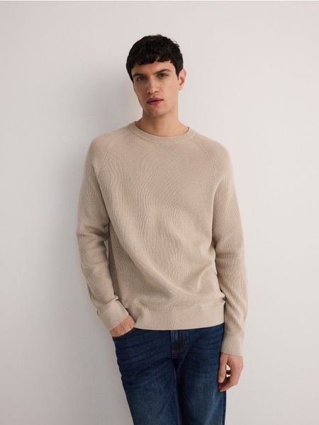 Bawełniany sweter - beżowy. Brązowe swetry męskie Reserved, l, bez wzorów, z bawełny, bez kołnierzyka, bez ramiączek. Za 119.99 zł.
