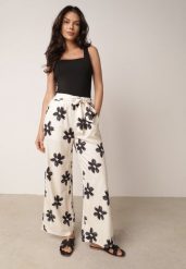 Czarno-Kremowe Spodnie o Szerokim Kroju z Wysokim Stanem w Kwiaty Ozdobione Wiązaniem Neatea. Brązowe spodnie materiałowe damskie Born2be, bez wzorów, z jeansu, biznesowe, z podwyższonym stanem. Za 49.99 zł.