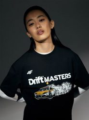 4F T-shirt regular z nadrukiem uniseks 4F x Drift Masters - czarny S. Czarne t-shirty męskie 4F, m, bez wzorów, z bawełny, bez kołnierzyka, bez ramiączek. Za 119.99 zł.