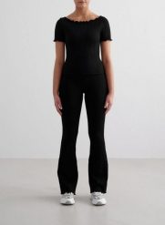 Damskie legginsy bezszwowe, wysoki stan, rozszerzane nogawki Tulip czarne. Czarne legginsy damskie Aim'n, bez wzorów, z dzianiny. Za 381.00 zł.