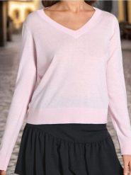 Sweter z dekoltem V - różowy. Czerwone swetry nierozpinane damskie Sinsay, l, bez wzorów, bez kołnierzyka, bez ramiączek. Za 15.99 zł.