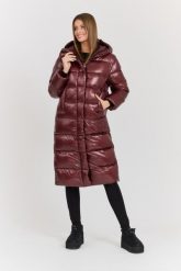 HETREGO Bordowy damski płaszcz puchowy Tara Woman Oversized Quilted Coat. Czerwone płaszcze damskie HETREGO, bez wzorów, z poliamidu, eleganckie, bez kołnierzyka, bez kaptura. W wyprzedaży za 1,059.99 zł.