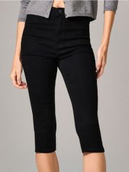 Jeansy capri - czarny. Czarne jeansy damskie Sinsay, bez wzorów, z jeansu, marine. W wyprzedaży za 27.99 zł.