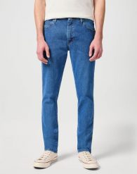 MĘSKIE SPODNIE JEANSOWE WRANGLER RUSTLER SLIM INDIGO MID W10ERC81D 112342563. Niebieskie jeansy męskie Wrangler, z bawełny, eleganckie. Za 179.99 zł.