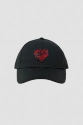 KARL LAGERFELD Czarna damska czapka z daszkiem z sercem. Czarne czapki damskie KARL LAGERFELD, z aplikacjami, z bawełny, eleganckie. W wyprzedaży za 169.99 zł.