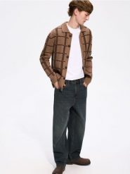 Sweter z domieszką wełny - brązowy. Brązowe swetry męskie Reserved, l, bez wzorów, z dzianiny, bez kołnierzyka, bez ramiączek. Za 199.99 zł.