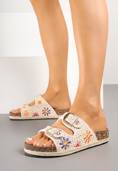 Beżowe Klapki na Krokowej Grubej Podeszwie z Plecionką i Wzorem Kwiatów Wioleira. Brązowe klapki damskie Born2be, na lato, z aplikacjami, bez obcasa, na płaskiej podeszwie, bez zapięcia. Za 89.99 zł.