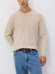 Sweter ze strukturalnej dzianiny - beżowy. Brązowe swetry męskie Reserved, l, bez wzorów, z bawełny, bez kołnierzyka, bez ramiączek. Za 99.99 zł.