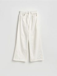 Jeansy wide leg z ażurowym wzorem - biały. Białe jeansy damskie Reserved, w ażurowe wzory, z bawełny. Za 159.99 zł.