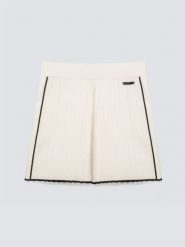 Szorty damskie z wiskozy z kontrastowym wykoŅczeniem białe Mickas 100. Białe szorty damskie BIG STAR, bez wzorów, z dzianiny, eleganckie. Za 119.99 zł.