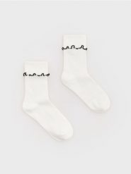 Skarpetki z bawełną 2 pack - złamana biel. Skarpetki damskie Reserved, bez wzorów, z bawełny. W wyprzedaży za 12.99 zł.