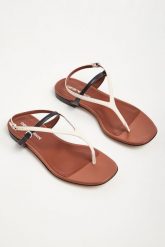 Sandały skórzane EMPORIO ARMANI. Sandały damskie Emporio Armani, bez wzorów, bez obcasa, bez zapięcia. W wyprzedaży za 704.37 zł.