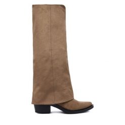 Kozaki DeeZee. Brązowe kozaki damskie DeeZee, bez wzorów, bez obcasa, na płaskiej podeszwie, bez zapięcia. Za 229.99 zł.