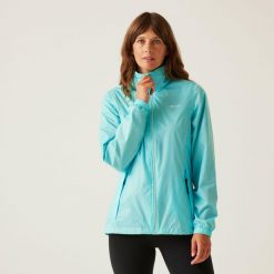 Kurtka trekkingowa damska Corinne IV przeciwdeszczowa. Niebieskie kurtki sportowe damskie Regatta, bez wzorów, bez ramiączek, bez kaptura, trekkingowe. W wyprzedaży za 189.99 zł.
