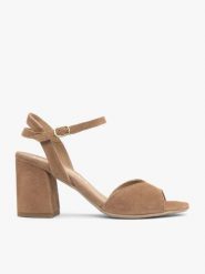 Jasnobrązowe sandały na obcasie. Brązowe sandały damskie Ryłko, bez wzorów, z gumy, z okrągłym noskiem, bez obcasa, na obcasie, bez zapięcia. Za 399.99 zł.