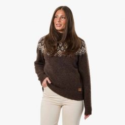 Sweter Wełniany Kobieta Lofoten Elastyczny W Cztery Strony. Brązowe swetry nierozpinane damskie SWEDEMOUNT, xs, bez wzorów, z materiału, klasyczne, bez kołnierzyka, bez ramiączek. Za 249.99 zł.