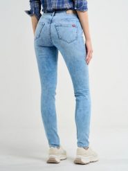 Jeansy damskie skinny marmurkowe jasnoniebieskie Adela 138. Niebieskie jeansy damskie BIG STAR, bez wzorów, z denimu, eleganckie. W wyprzedaży za 249.99 zł.