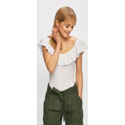 Guess Jeans - Top. Białe topy damskie Guess Jeans, m, z aplikacjami, z dzianiny, bez kołnierzyka, bez ramiączek. W wyprzedaży za 169.90 zł.
