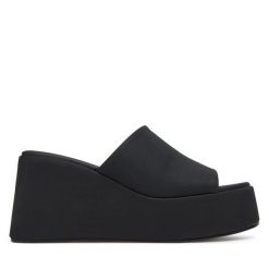 Klapki DeeZee. Czarne klapki damskie DeeZee, bez wzorów, bez obcasa, bez zapięcia. Za 139.99 zł.