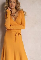 Żółta Rozkloszowana Sukienka Sweterkowa z Kopertowym Dekoltem Fiorrtte. Żółte sukienki damskie Renee, s, bez wzorów, z dzianiny, bez kołnierzyka, bez ramiączek, midi, kopertowe. Za 139.99 zł.