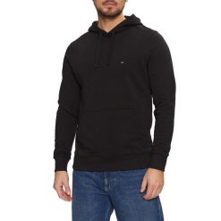 Bluza męska kangurka Tommy Hilfiger FLAG LOGO HOODY BLACK. Czarne bluzy męskie Tommy Hilfiger, l, bez wzorów, casualowe, bez ramiączek, bez kaptura. W wyprzedaży za 269.00 zł.