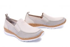 RIEKER N4275-60 beige, półbuty damskie. Brązowe półbuty damskie Rieker, bez wzorów, bez obcasa, bez zapięcia. Za 299.90 zł.