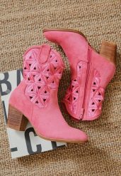 Fuksjowe Botki Vices na Obcasie w Stylu Kowbojek Ozdobione Ażurowym Wzorem Zelori. Czerwone botki damskie Born2be, na jesień, w ażurowe wzory, z satyny, eleganckie, ze szpiczastym noskiem, bez obcasa, na obcasie, bez zapięcia. Za 139.99 zł.