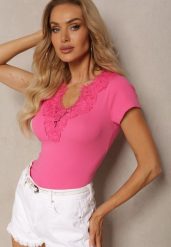 Fuksjowy T-shirt z Bawełny z Krótkim Rękawem i Ozdobną Koronką przy Dekolcie Comelina. Czerwone t-shirty damskie Renee, s, bez wzorów, z bawełny, biznesowe, bez kołnierzyka, bez ramiączek. Za 39.99 zł.
