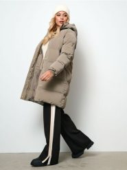 Pikowany płaszcz z kapturem - brązowy. Brązowe płaszcze damskie Sinsay, l, bez wzorów, bez kołnierzyka, z kapturem. W wyprzedaży za 99.99 zł.