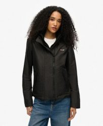 Superdry Kurtka Windbreaker Mountain z kapturem, poliester z recyklingu. Czarne kurtki męskie Superdry, bez wzorów, z materiału, eleganckie, z kapturem. Za 479.35 zł.