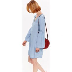 DENIMOWA SUKIENKA DAMSKA Z ROZKLOSZOWANYM RĘKAWEM. Niebieskie sukienki damskie TOP SECRET, na co dzień, na lato, bez wzorów, z jeansu, eleganckie, bez kołnierzyka, bez ramiączek, rozkloszowane. W wyprzedaży za 39.99 zł.