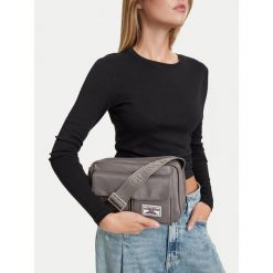 Torebka Guess Jeans. Szare listonoszki damskie Guess Jeans, z aplikacjami, z jeansu, bez dodatków. Za 179.99 zł.