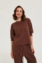 Bluza z rękawami 3/4 brązowa. Brązowe bluzy damskie MOODO, l, bez wzorów, z elastanu, bez ramiączek, bez kaptura. Za 99.99 zł.