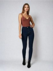 Jeansy high waist - niebieski. Niebieskie jeansy damskie Sinsay, bez wzorów, z denimu, z podwyższonym stanem. Za 39.99 zł.