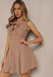 Ciemnobeżowa Sukienka Bez Rękawów o Rozkloszowanym Kroju Wiązana przy Dekolcie Hirkio. Brązowe sukienki damskie Renee, na imprezę, m, bez wzorów, eleganckie, bez kołnierzyka, bez ramiączek, mini, rozkloszowane. Za 59.99 zł.
