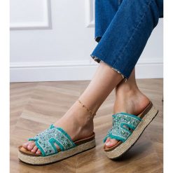 Zielone klapki espadryle z cyrkoniami i kamykami. Zielone klapki damskie na lato, bez wzorów, z tkaniny, casualowe, z okrągłym noskiem, bez obcasa, na platformie, bez zapięcia. Za 86.24 zł.