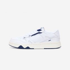 Buty sportowe męskie CJ80. Białe buty sportowe męskie Decathlon, bez wzorów, z gumy, bez zapięcia, trekkingowe. Za 199.99 zł.