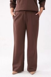Eleganckie brązowe spodnie Soft Comfort z kieszeniami PLUS SIZE XXL. Brązowe spodnie materiałowe damskie Moda Size Plus Iwanek, bez wzorów, z nylonu, biznesowe, z podwyższonym stanem, plus size, krótkie. W wyprzedaży za 129.90 zł.