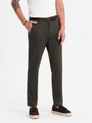 Męskie spodnie chino REGULAR FIT z delikatną strukturą – ciemnozielone V4. Zielone eleganckie spodnie męskie Ombre Clothing, bez wzorów, z bawełny, klasyczne. W wyprzedaży za 254.99 zł.