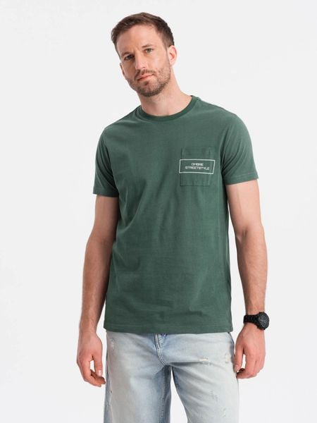 Bawełniany t-shirt męski z nadrukiem na kieszonce Ombre Streetstyle – ciemnozielony V4 - Rozmiar: L. Zielone t-shirty męskie Ombre Clothing, l, bez wzorów, z bawełny, bez kołnierzyka, bez ramiączek. W wyprzedaży za 24.99 zł.