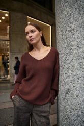 Sweter o prostym fasonie brązowy. Brązowe swetry nierozpinane damskie MOODO, l, bez wzorów, z poliamidu, bez kołnierzyka, bez ramiączek. Za 119.99 zł.